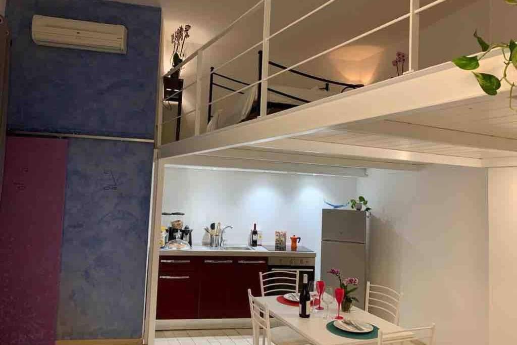 Small Mezzanine Apartment Colosseo Rom Exterior foto